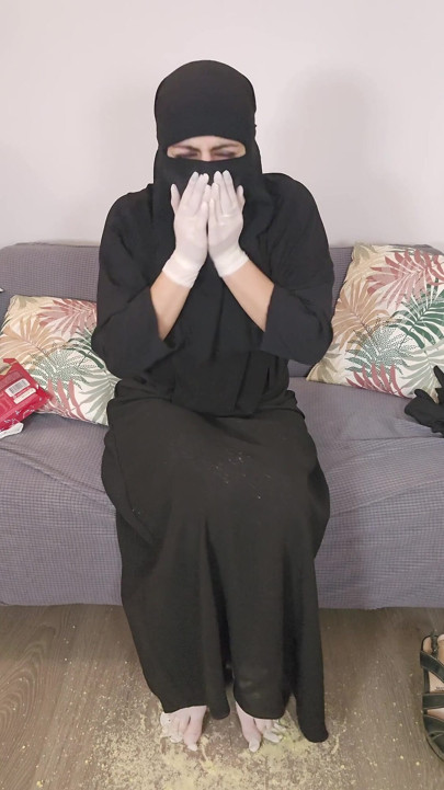 Smelling Cheesy Latex Glove of Mommy Mia Niqab