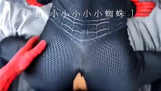 Örümcek adam savaş giysisine meni fırlattı