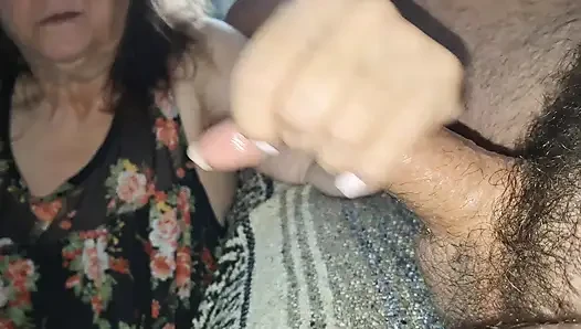 Kız arkadaşım sevimli küçük ayaklarıyla beni azdırıyor, bu yüzden sikimi ağzına sokuyorum