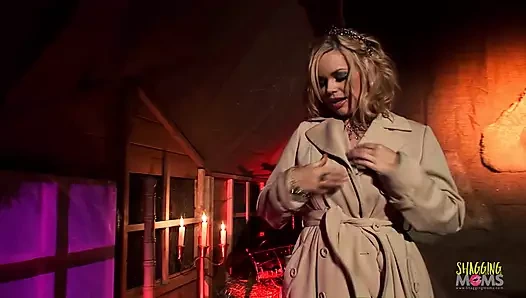 Alicia Rhodes yarağa binmeden önce boğazını siktiriyor