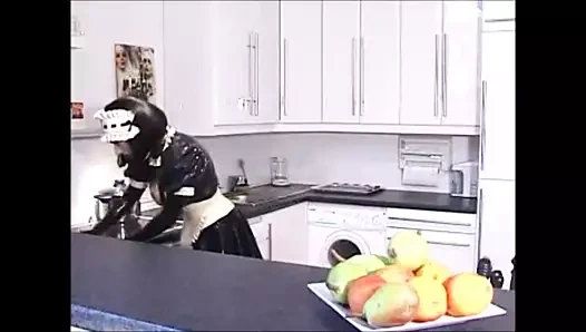 Mistress Sandra und ihre Gummi-Zofen