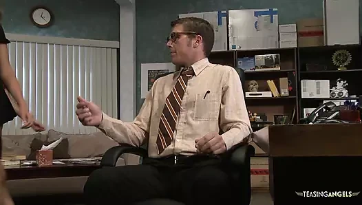 İki yaramaz ofis esmeri üçlü seks başlatmak için herkesi ofisten çekti