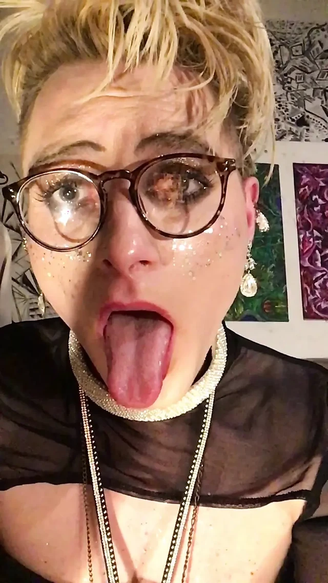 Zayıf kız kılıklı kadın kılıklı whiteboi