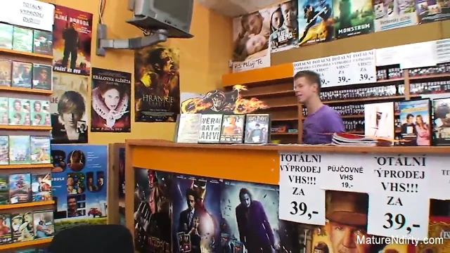 Seksi sarışın olgun sikikleri onu içinde the video mağazası