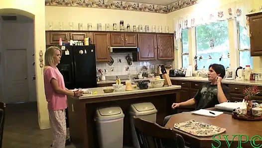 Üvey kız kardeşim sigara içip sikişmek istiyor