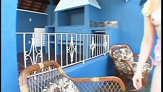 Edepsiz fahişe yarak emiyor ve açık havada anal sikişiyor