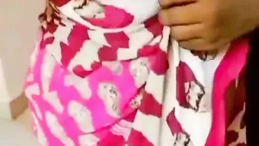 Aldatılan bir koca, seksi Desi karısının sari giymesini istedikten sonra güzelliğine hayran kalıyor.