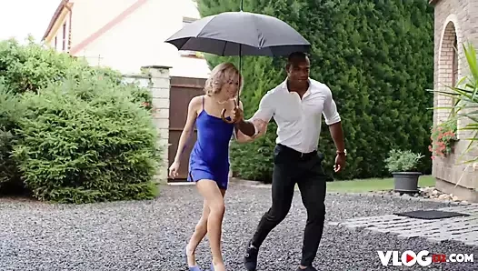 Kısa saçlı sarışın Rika Fane ırklararası sikiliyor