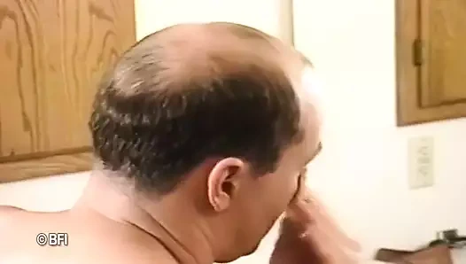 Elbiseyi geçmek için giyiyor