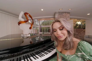 Badoinkvr bu müzikal ders piyano öğretmeni Nicole Aria'nın zevki lehine kısa kesmek üzere