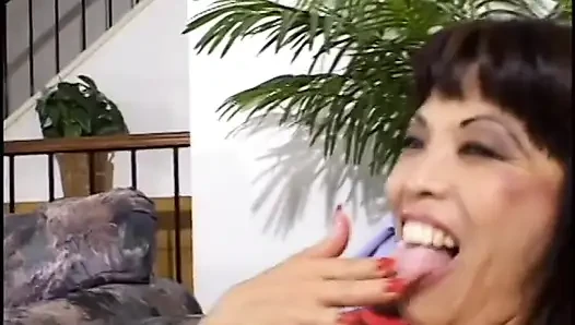 Asyalı orta yaşlı seksi kadın yarağı gırtlağına kadar alıyor ve sonra kanepede sikiliyor