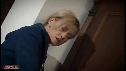 Sarışın güzellik güzel elbiseleriyle beceriliyor