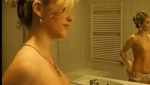 Bir günlük porno yıldızı sarışın genç kız sonja ona mastürbasyon yapıyor