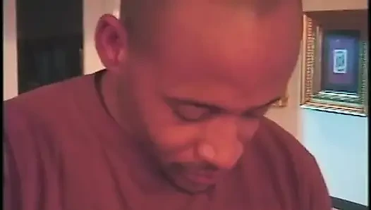 Kızıl saçlı ve esmer büyük memeli zenci kızlar yarak emiyor ve götlerini siktiriyor