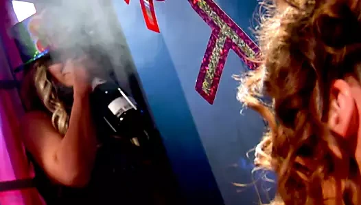 Seksi iç çamaşırı büyük memeli fahişeler yerde birbirlerinin vücudunu yalıyor