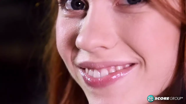 Minik kızıl kız öğrenci Dolly Little üniformasını çıkarıyor