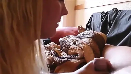 Ağzıma boşalıyorum, seni yorganın altında elle muamele için uyandırıyorum!