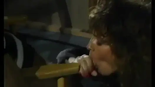 Azgın adam sakso çektikten sonra sarışın sürtüğü sikiyor ve sonra amını yalıyor