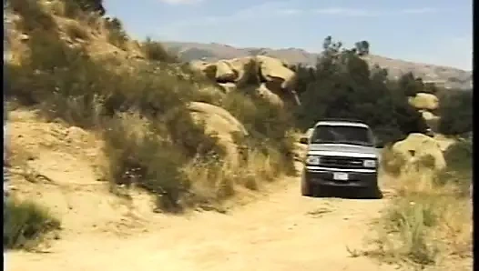 Sürtük Asyalı kızın kamyonun arkasında yarağını emiyor