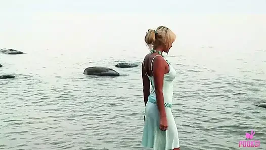 Carmen H'nin güneş elbisesi sandy plajında ıslak amını ovuştururken yapışıyor!