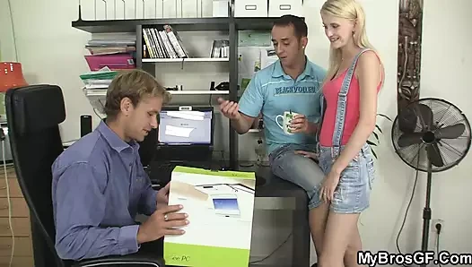 Küçük memeler – erkek kardeşin kız arkadaşı başka bir penise biniyor