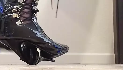 Zevk veren botları çöpe atmak