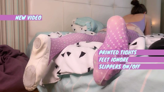 Baskılı taytlı ayaklar teaser'i görmezden geliyor