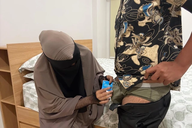 Женщина, которая носит презерватив, боится забеременеть