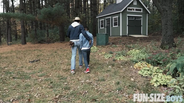 Funsizeboys - küçük azgın eşcinsel götü uzun boylu bahçıvan Bob Knight tarafından sikiliyor