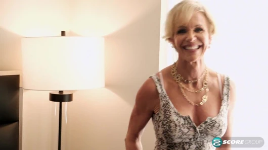 İri göğüslü evli kadın ve anne büyük, genç bir yarağı sikiyor