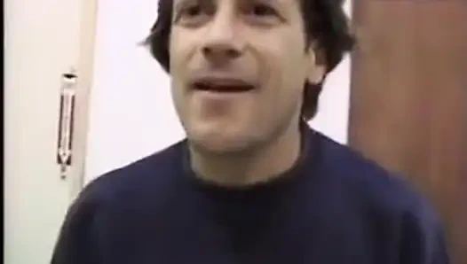 Azgın beyaz adam yatakta düzgün vücutlu siyah bir sürtüğü sikiyor