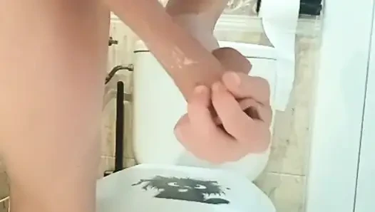 Orta yaşlı seksi kadın beyaz götlü lezbiyen süper azgın amcığını genişçe açmak için r alıyor ve boşalana kadar sikiyor