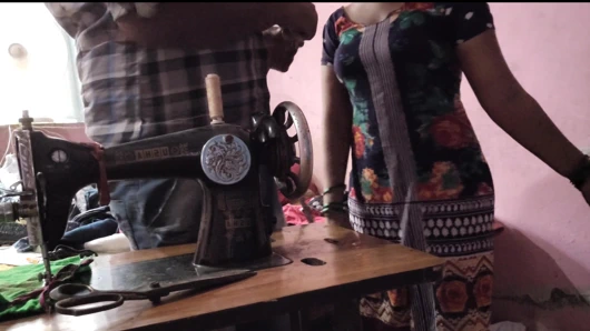 Tailor ne yenge ka naap lete lete bhabhi ko hi chod dala