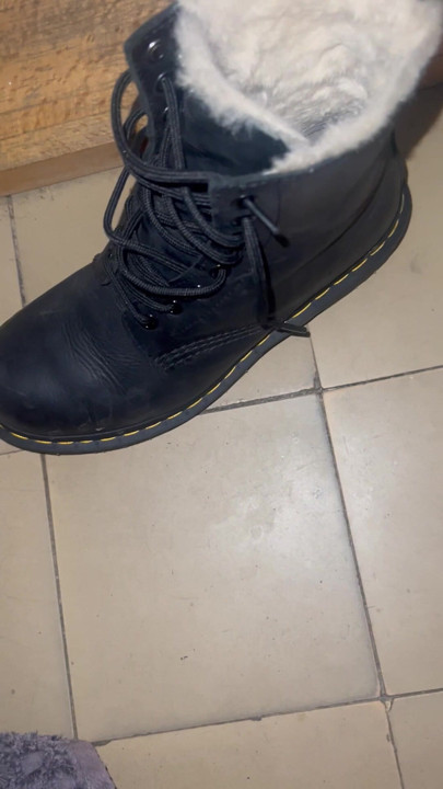 Dr. Martens'in üzerine boşal