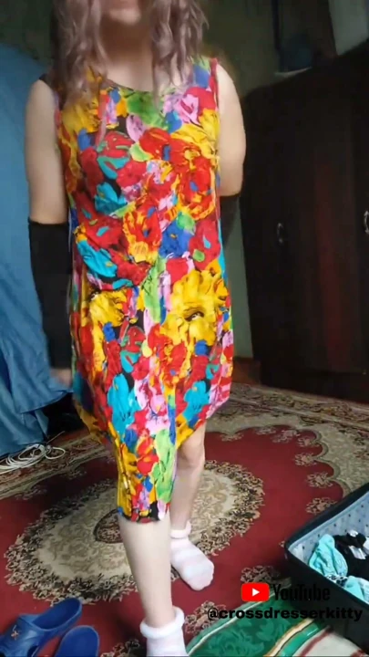 +18 Youtube modeli travesti seksi köylü ev hanımı uzun çoraplı beyaz iri güzel kadın üvey kız kardeşe striptiz yapıyor | Klip 1