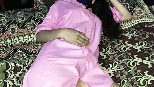 Baştan çıkarıcı orta yaşlı seksi kadın biyo öğretmen bakire öğrenciye nasıl seks yapmayı öğretiyor