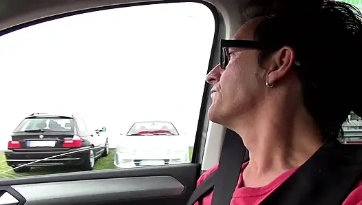 Dövmeli büyük memeli orta yaşlı seksi kadın ile arabada sert seks