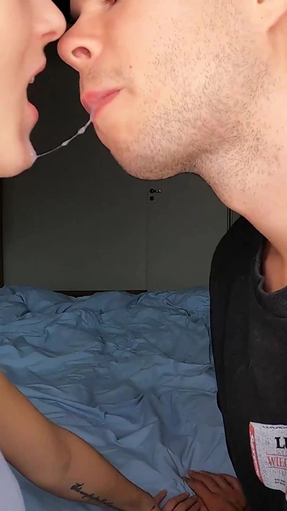 Vahşi diller, salyalar ve üvey kızkardeşle öpüşen salyalar. 4k | Klip 1