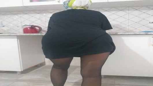 Fantezi – ince siyah külotlu seksi türk kadını