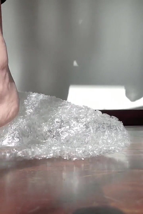 Yalınayak asmr balon sargısı üzerinde duruyor