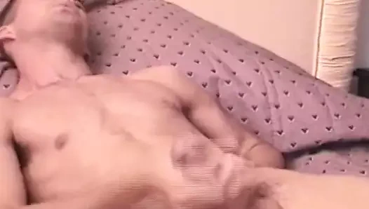 Asılı adam römorkörler onun sert kıllı çük kadar büyük bir yük püskürtme