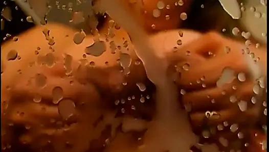 Asyalı kız senin için aynada göğüslerini sağıyor