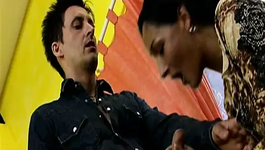 Kıllı esmer çalılı Alman orta yaşlı seksi kadın anal sikiliyor