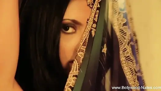 Şehvetli tawaif'in baştan çıkarıcı dansı