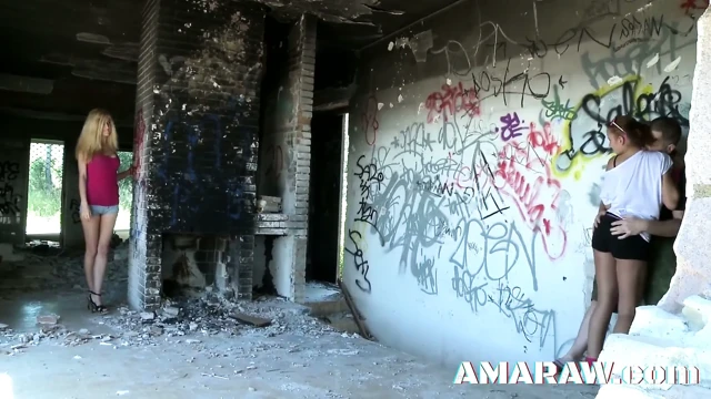 Sarışın Eli Tetona şişman bir adam tarafından sikiliyor