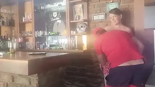 Esmer orta yaşlı seksi kadın arkadan sikiliyor