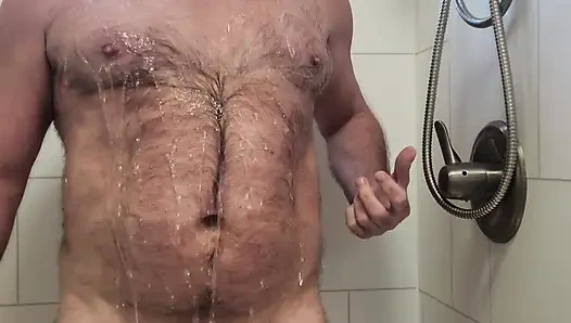 Yakışıklı kıllı baba yeni bir duş başlığı takıyor, sabunlanıyor, ıslanıyor ve boşalıyor!