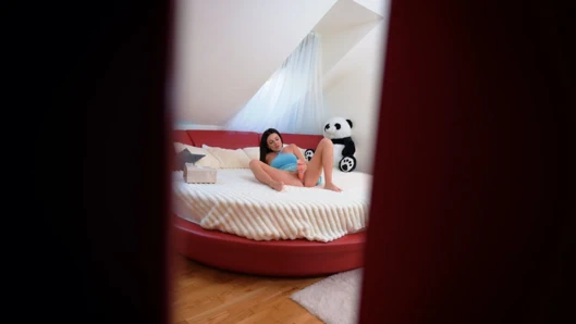 Üvey kız kardeş üvey erkek kardeşini onu gözetlerken yakaladı. Ondan sonra onu sert sikti