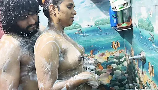 Banyo romantizmi ve elle muamele ans penis götünü ovuyor
