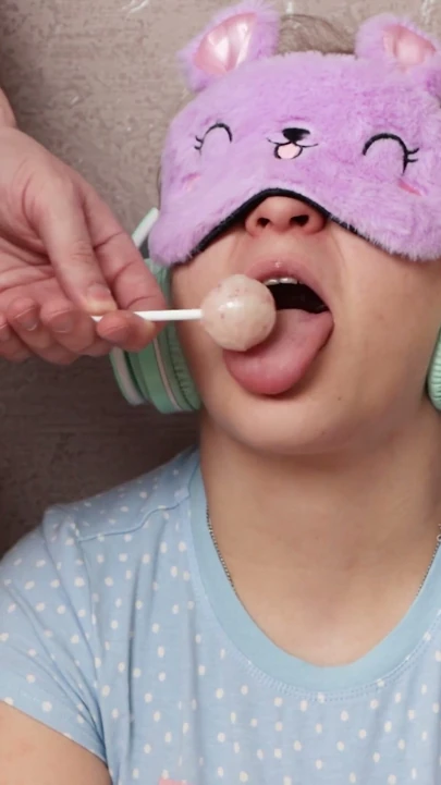 Lolipop Bağımlısı ve Ben Onu Sikimi Ağzına Sokması İçin Kandırıyorum - (Şanslı Gün) XSanyAny | Bölüm 1